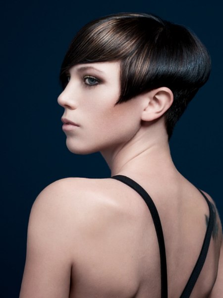 Short haircut that follows the lines of the face