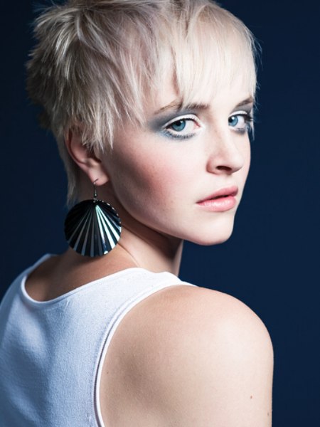Short blonde haircut with chopped-in tips