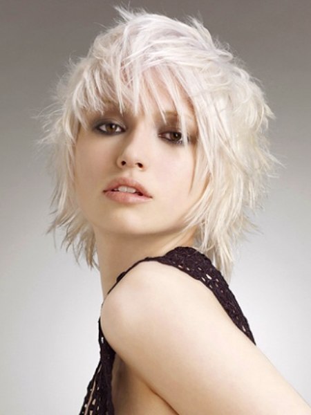 Short hairstyle with strands around the neck