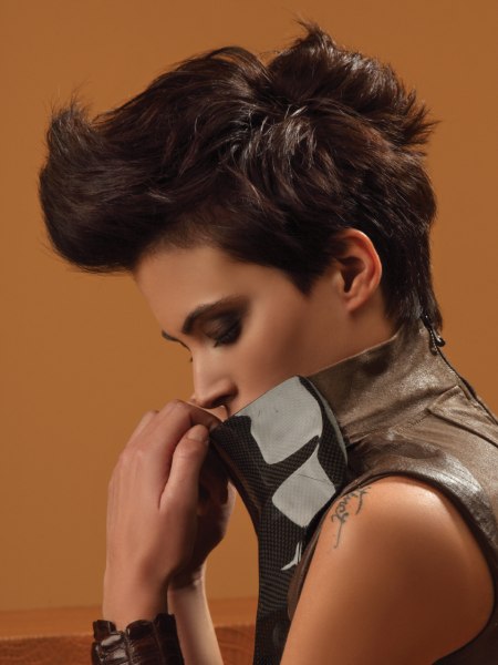 Easy-to-wear short hairstyle - Side view