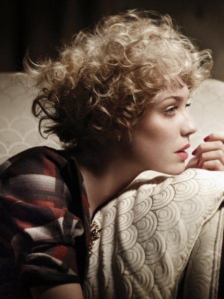 Short 40s hairstyle with blonde curls