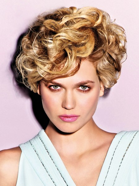 Short contemporary hairstyle with lifted curls and contrasting blondes