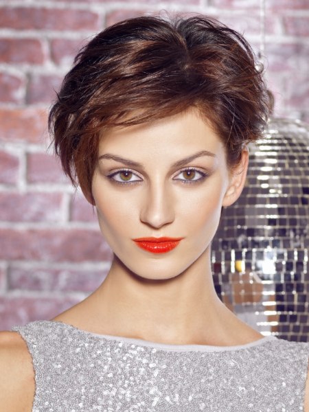 Sporty short hairstyle that keeps the face free