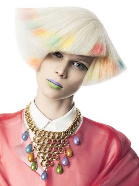 Trapeze-shaped bob with sprinkles of color