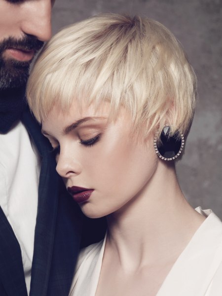 Short hairdo with jagged edges