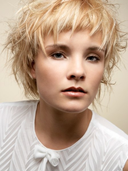Fun short blonde haircut with varying lengths