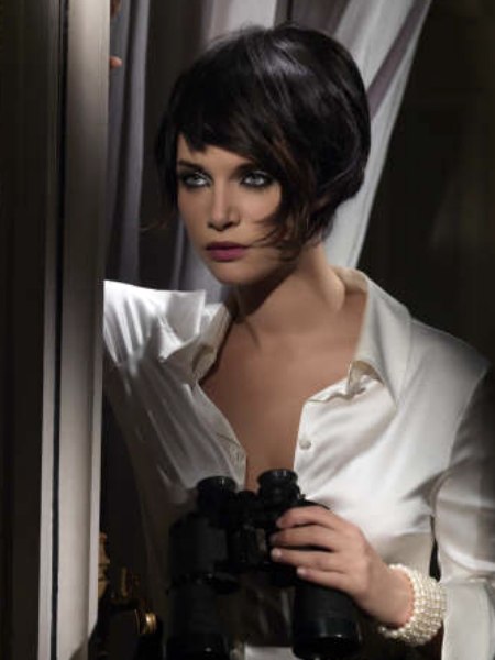 Short hairstyle with strands of hair caressing the cheek