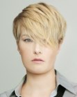Very short layered haircut with contrast between the hair lengths