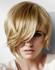 Short blonde hairstyle with curved lines that surround the face