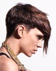 Dynamic short haircut with contrasting hair lengths