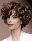 Short hairstyle with glamorous curls that support eachother