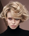 Short blonde hairstyle with long sweeping curves