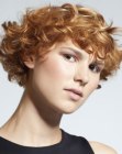 Short curly hairdo with wispy tips that flare up
