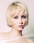 Blonde bob with box-layers and bed-head styling