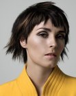 Short hair with a mix of colors, contrasts and textures