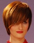 Short hairdo with long bangs and a neck hugging contour