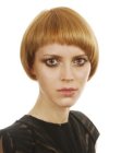 Short hairstyle with sixties elements and a glossy surface