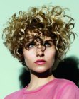 High-impact look with curly short hair