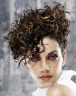 Short hairstyle with increasing length in the crown and curls