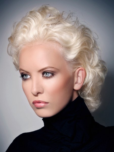 Blonde vintage hairstyle with waves