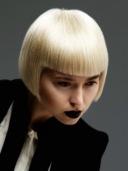 Very short blonde bob with sharp cutting lines