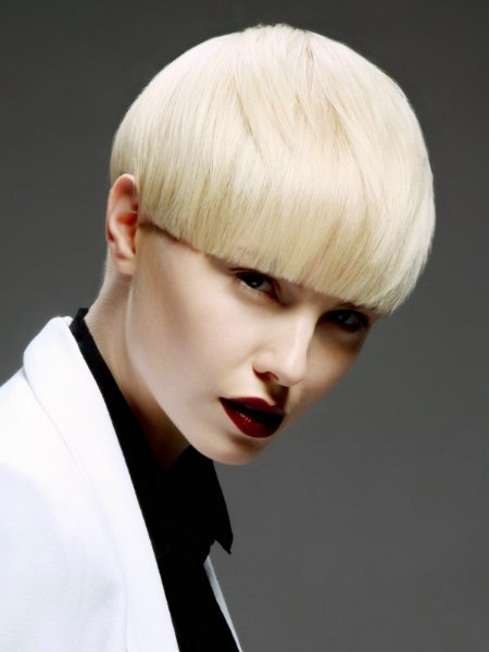 Blonde hair in a short bowl cut with precise cutting lines