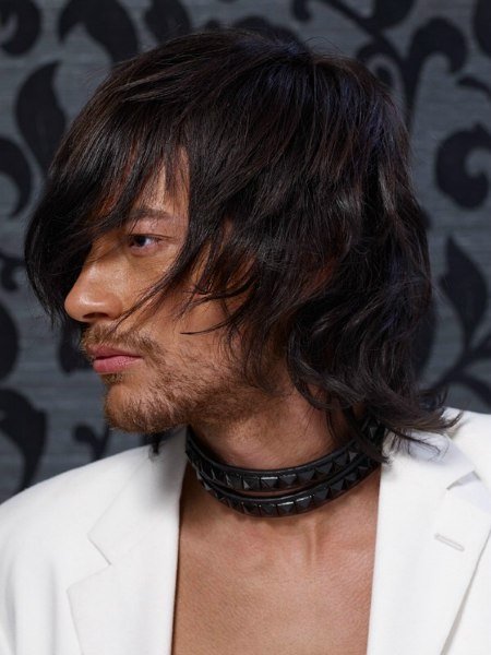 Done-undone hairstyle for men with long hair