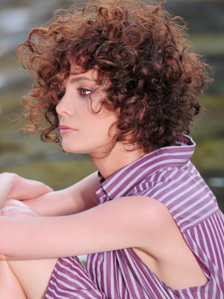 Brunette hair with curls and a round shape