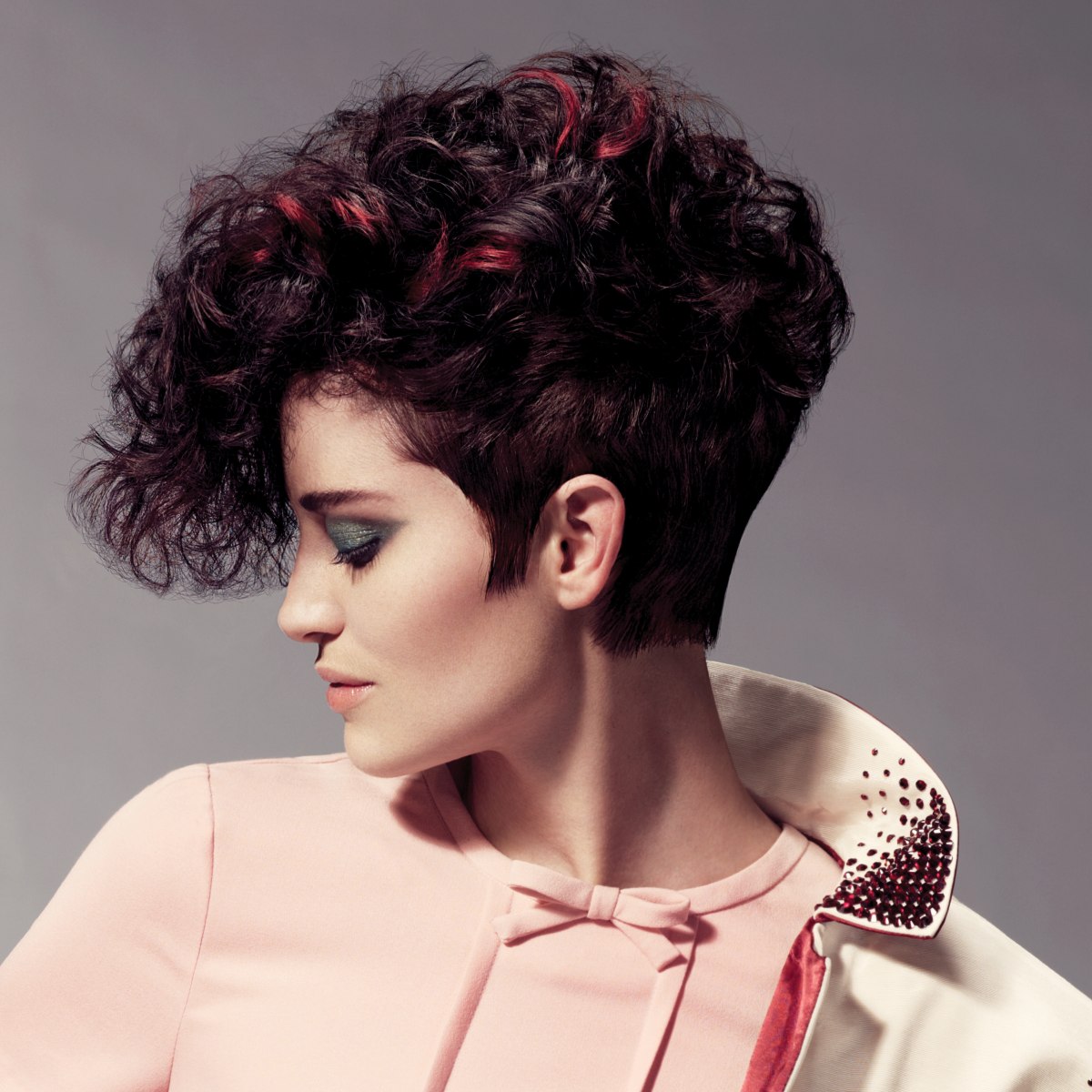 Modern short graduated hairstyle with full and curly bangs