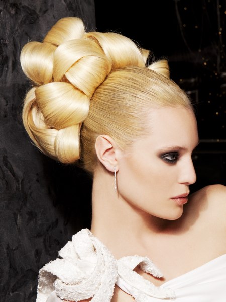 Blonde hair in a knotted updo
