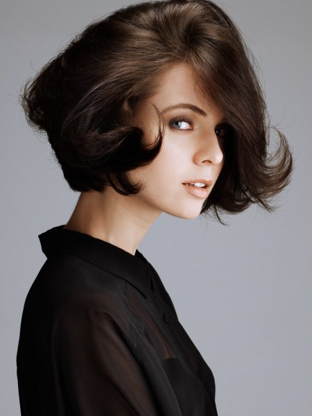 Short vintage haircut with tips that curl up