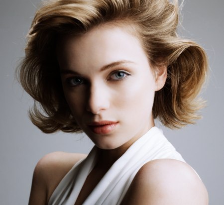 Short blonde bob hairdo with waves