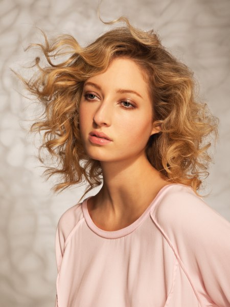 Easy shoulder-length hairstyle with curls