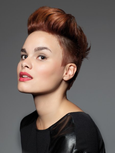 Short women's hairstyle with clipper cut sides
