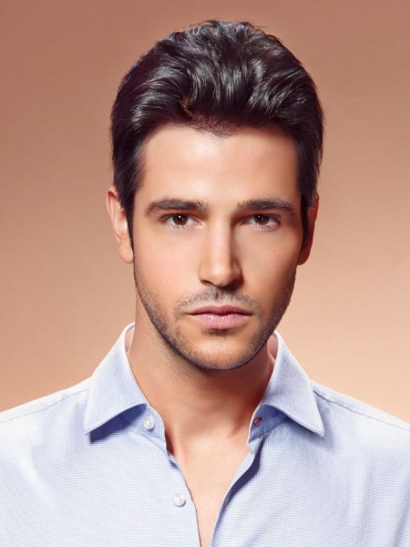 Men's hairstyle with a swept-back fringe