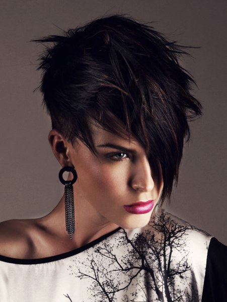 Pixie haircut with a short neck and long fringe