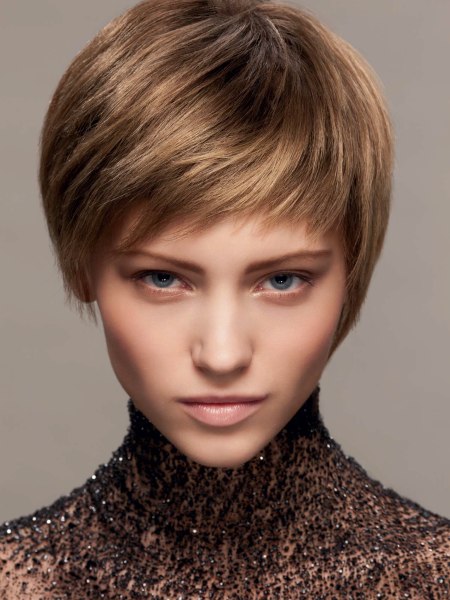 Short layered hairstyle with piquetage cutting for texture