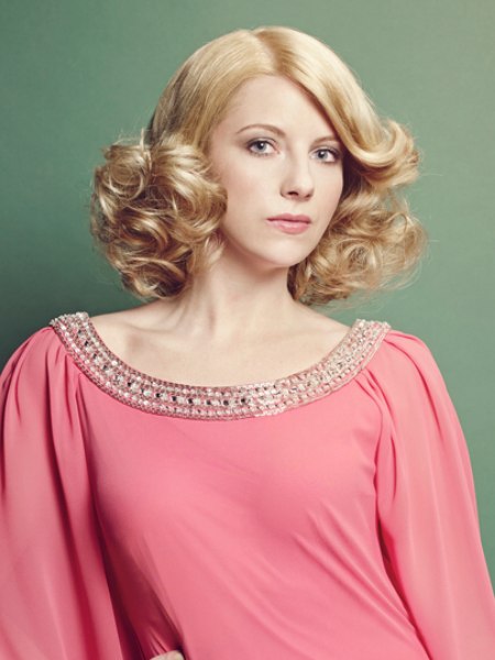 Blonde 1950s hairstyle with curls and sleek top hair