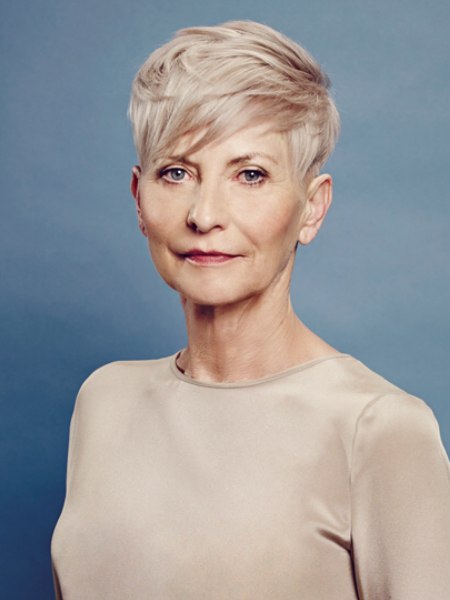 Easy rejuvenating short hairstyle for older women