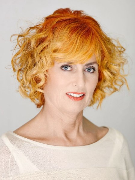 Short hairstyle to minimize wrinkles