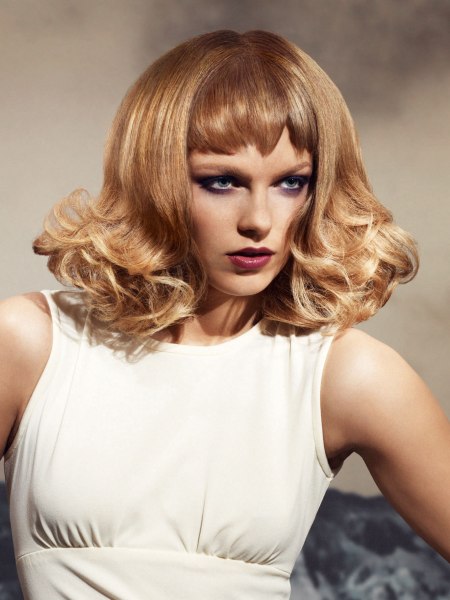 Trapeze shape haircut with curls in the lower perimeter
