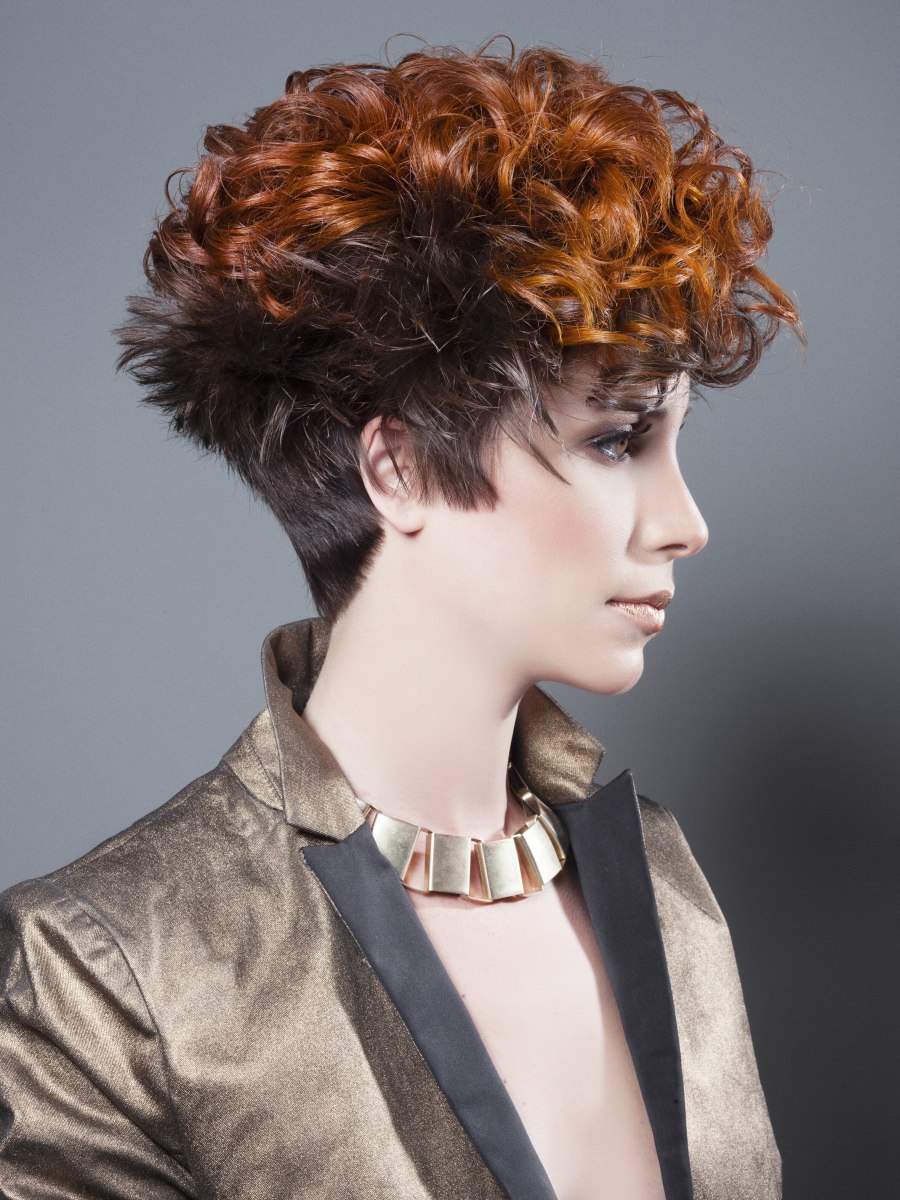 Short hairstyle with a steep neckline and contrasts in cut 