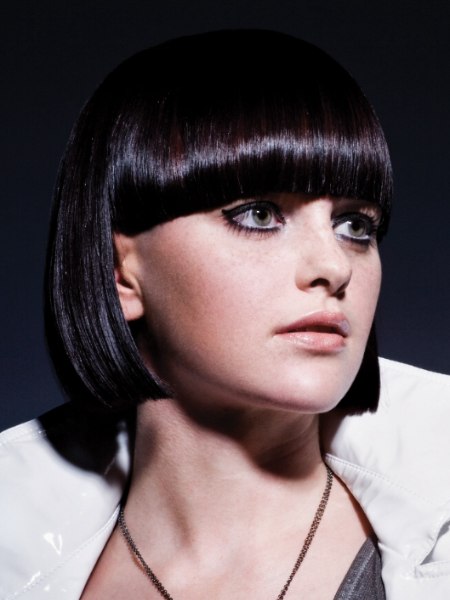 Timeless jaw long bob with a wide fringe