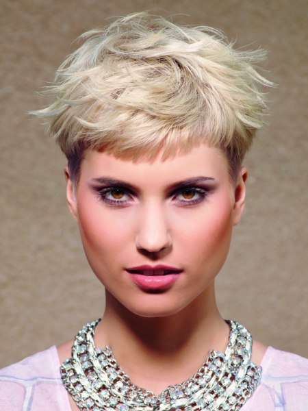 Short and easy pixie hairstyle with layers