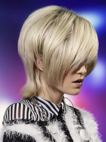 Short hairstyle with alternating lengths