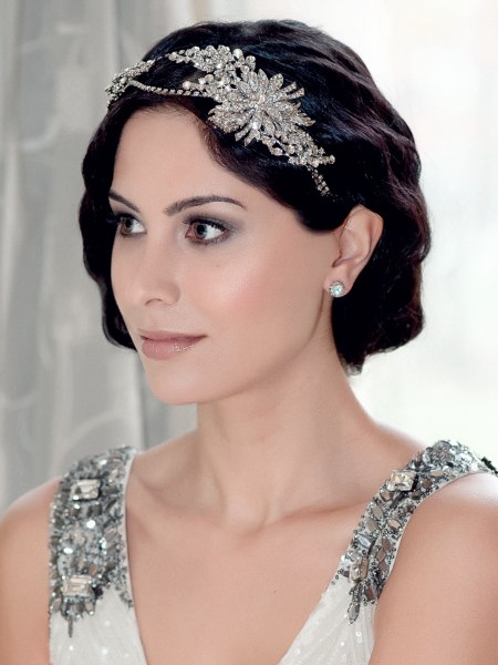 Gatsby look with a short bob, vintage waves and a tiara