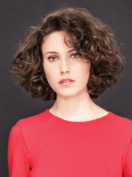 Half-neck hairstyle with curls