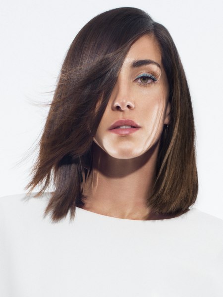 Medium-long hair with a simple shape and natural styling