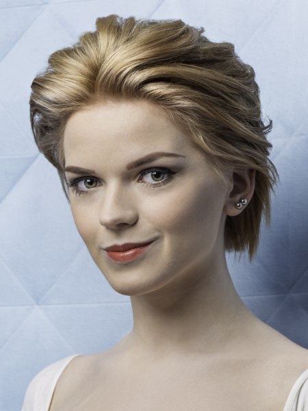 Short hairstyle with soft linaes