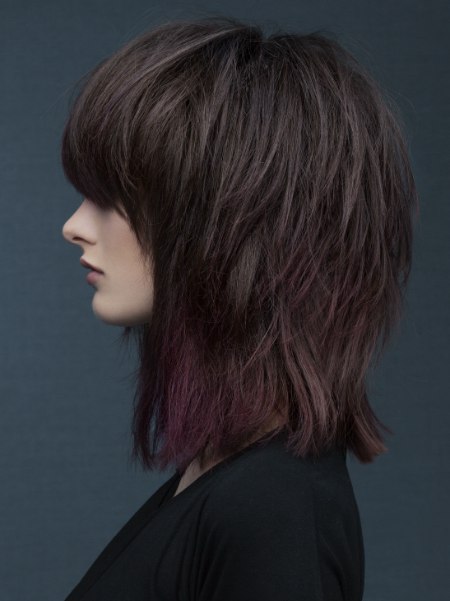 Medium-length hair with layers - Side view